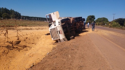 Carreta carregada com milho tomba na BR-163 em Sinop-MT