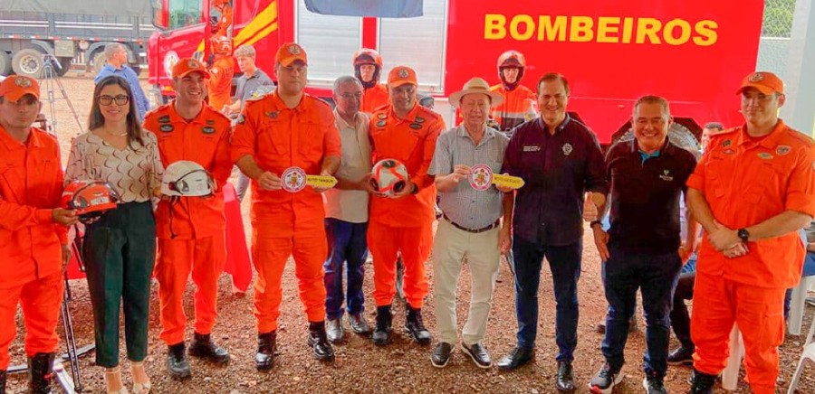 Sinop: secretário entrega motocicletas, viatura e campo de futebol ao Corpo de Bombeiros 