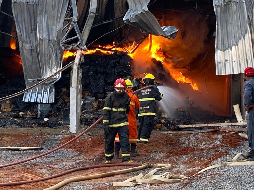 Incêndio deixa armazém de grãos destruído em Sorriso-MT