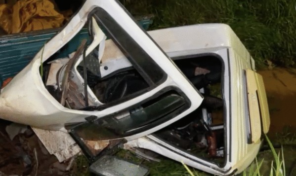 Sinop: caminhão cai em vala ao desviar de pedestre na BR-163 e motorista fica ferido