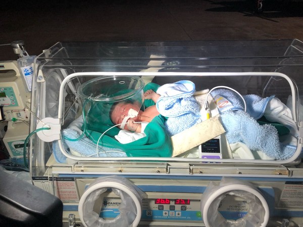 Índia recém-nascida resgatada após ser enterrada viva é transferida para Cuiabá