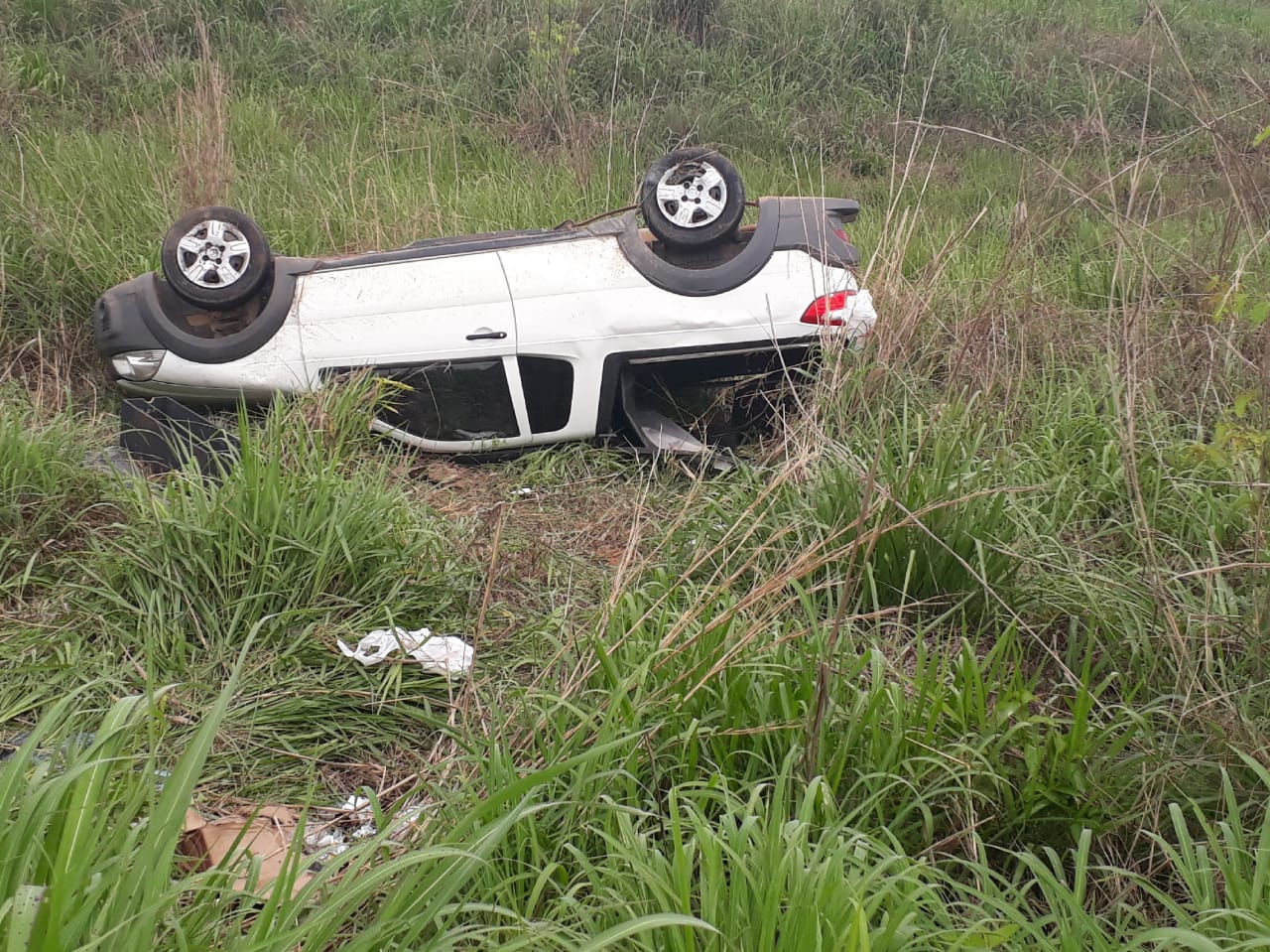 Moradora de Guarantã perde controle e capota veículo Fiat Strada na BR 163