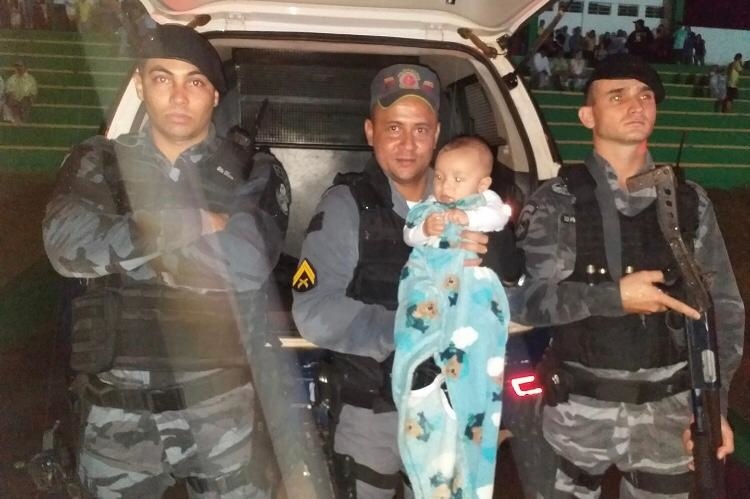 Pai agradece policiais de Sinop-MT por protegerem bebê da chuva em réveillon