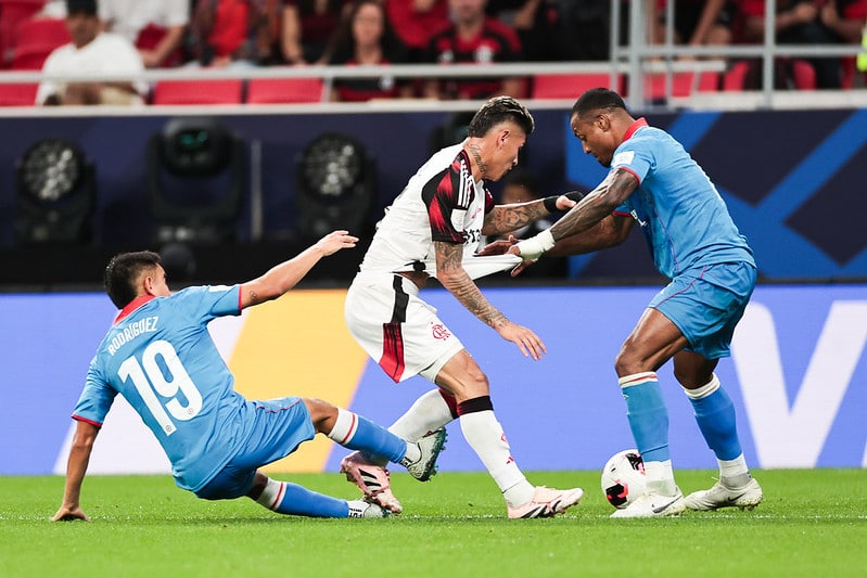 Flamengo vence o Cruz Azul e vai à semi do Intercontinental