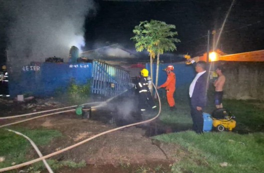 Incêndio destrói residência em Sinop; moradores se unem para conter chamas