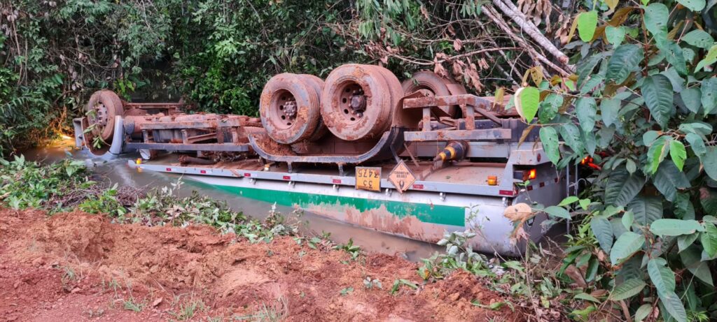 Caminhão cai em córrego próximo a Sinop e motorista morre