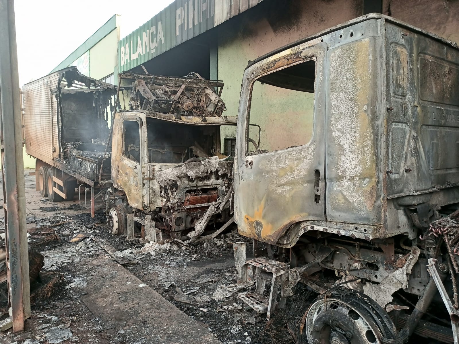 Sinop: Caminhões pegam fogo e ficam completamente destruídos