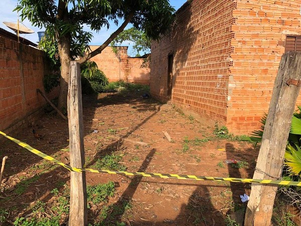 Homem é encontrado morto em quintal de casa em Rondonópolis-MT pelo irmão