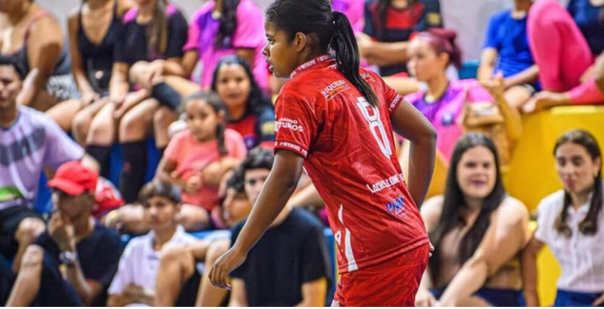 Projeto esportivo leva 25 atletas para representar Sinop em competição de futsal no Paraná