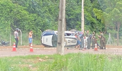 Viatura da PM capota após carro furar a preferencial e policiais ficam feridos em Sinop-MT
