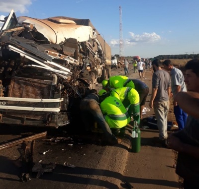 Acidente entre caminhões na BR 163, deixa vítima em estado gravíssimo