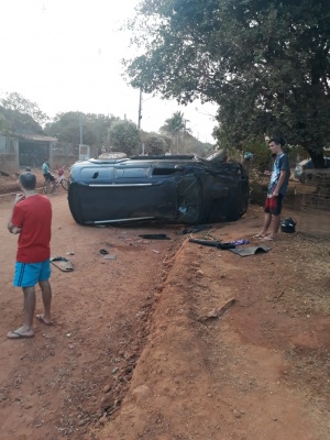 Sinop: Três pessoas ficaram feridas em capotamento no bairro Novo Jardim