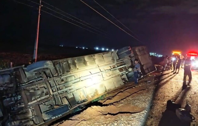 Ônibus que saiu de Sinop com 26 passageiros tomba na BR-163 em Lucas do Rio Verde-MT