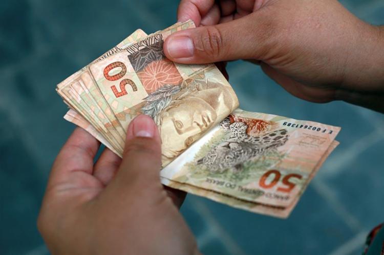 Governo reduz previsão e passa a estimar salário mínimo abaixo de R$ 1 mil em 2019