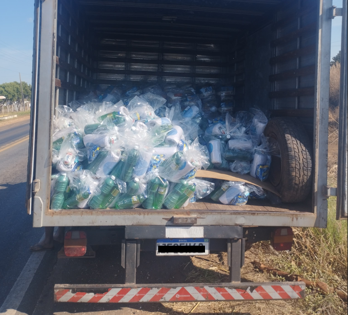 PM apreende caminhão, 445 cestas básicas e prende suspeito por associação criminosa em Diamantino-MT