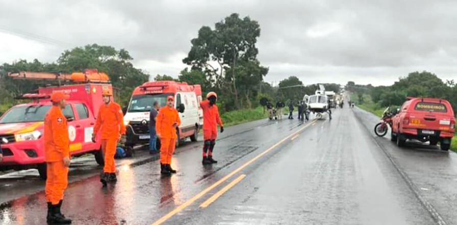 Caminhão sai de pista e tomba em rodovia de MT; vítima grave é socorrida de helicóptero