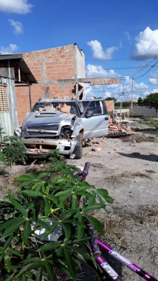 Camionete atinge residência depois de se envolver em acidente em Sinop-MT