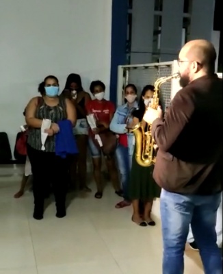 Sinop: Fisioterapeuta e músico levam esperança a pacientes do hospital regional