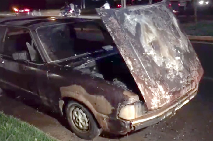 Carro pega fogo em avenida no centro de Sinop-MT