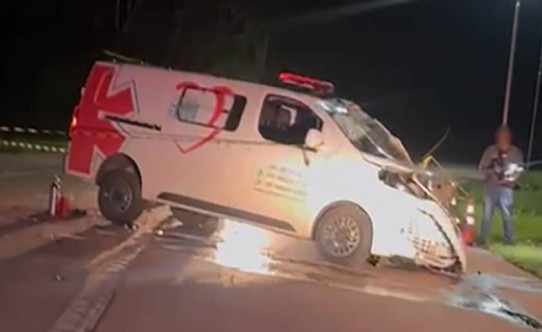 Colisão entre ambulância e carreta em rodovia de MT deixa dois mortos