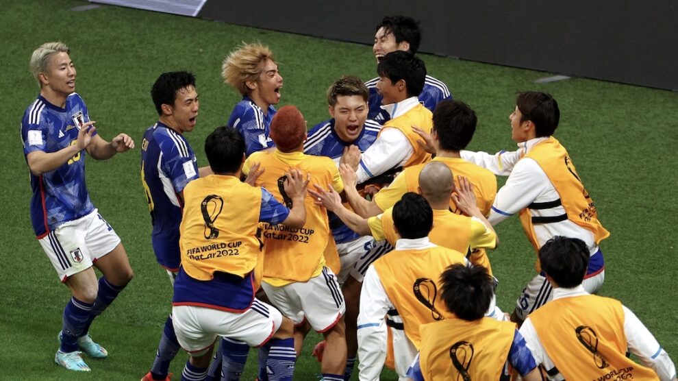 Japão surpreende novamente, vence Espanha e se classifica na Copa do Mundo; Alemanha fora