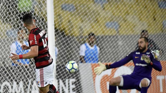 Flamengo vence Corinthians e abre quatro pontos na liderança do Brasileirão