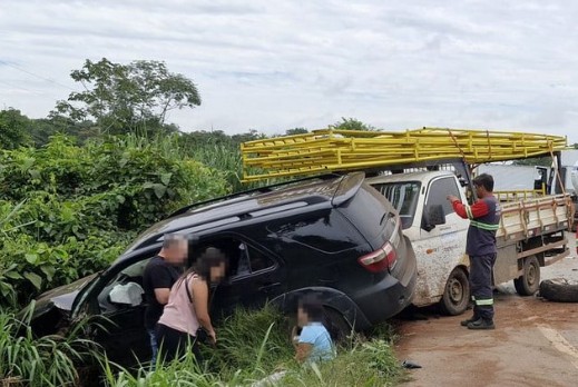 Carretas, caminhão e caminhonete se envolvem em acidente na BR-163 em Sinop-MT