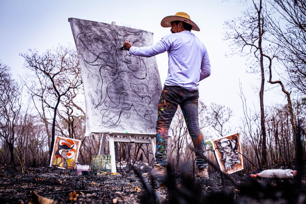 Artista leiloa obras feitas com cinzas recolhidas no Pantanal de MT e dinheiro será doado