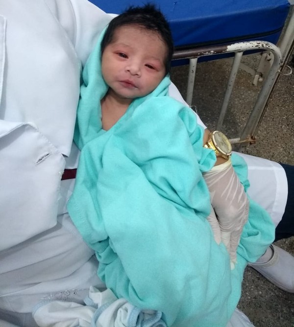 Índia recém-nascida enterrada viva trata infecção e respira sem ajuda de aparelhos em MT, diz hospital