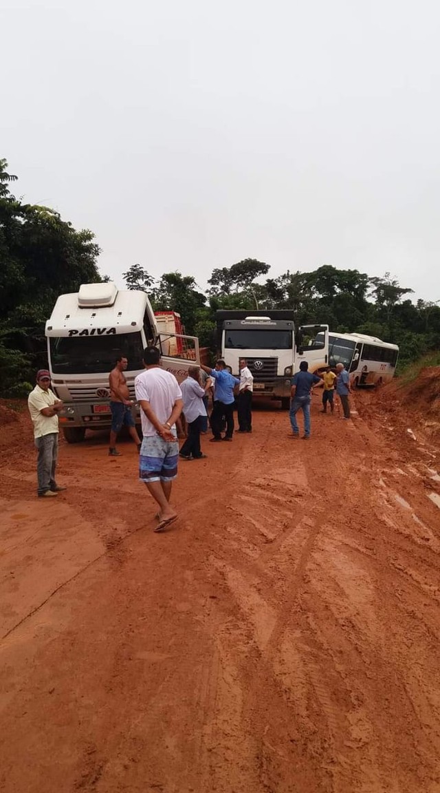 Motoristas ficam presos em atoleiros na BR-174 em MT após chuvas