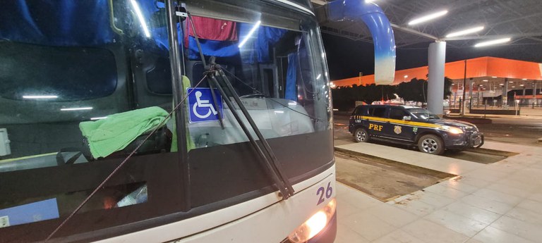 Em Sorriso-MT, PRF retira de circulação ônibus clandestino que não possuía limpador de parabrisa