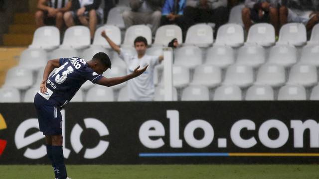 Rodrygo inferniza o Vitória, comanda goleada e tira o Santos do Z-4