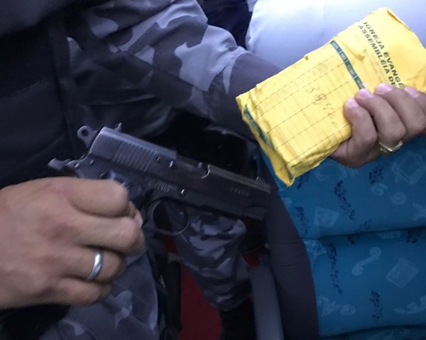 Passageiro é preso em ônibus em Sinop-MT com pistola, barra de ouro e R$ 9 mil em espécie