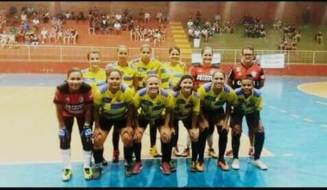 Equipe feminina de futsal de Peixoto de Azevedo chega em Cuiabá para disputar a final da Centro América